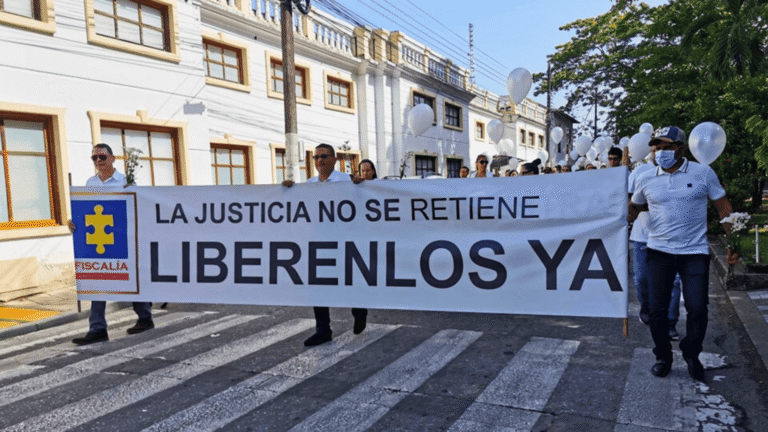 Funcionarios de la Fiscalía en Arauca marcharon por liberación de dos compañeros secuestrados por el ELN