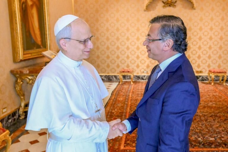 En encuentro con el Papa León XIV, Petro plantea al Vaticano ser sede de un nuevo intento de paz con ELN
