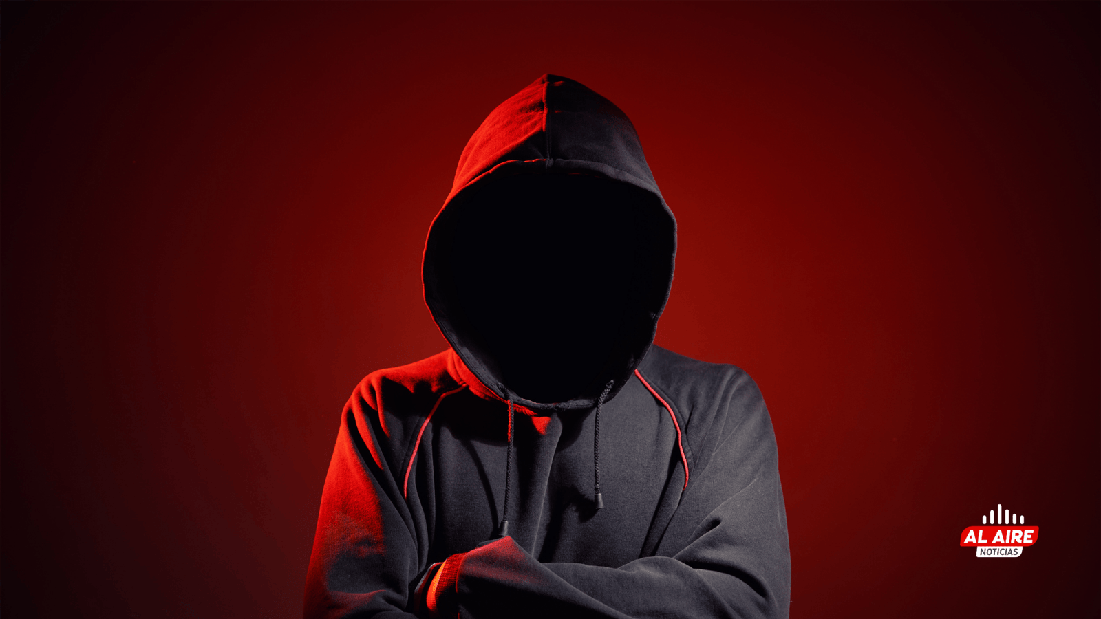 Celular mostrando perfil falso en redes sociales con advertencia de suplantación de identidad