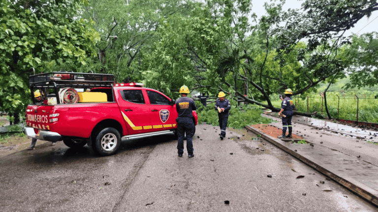 Bomberos de Arauca refuerzan atenciones durante la ola invernal