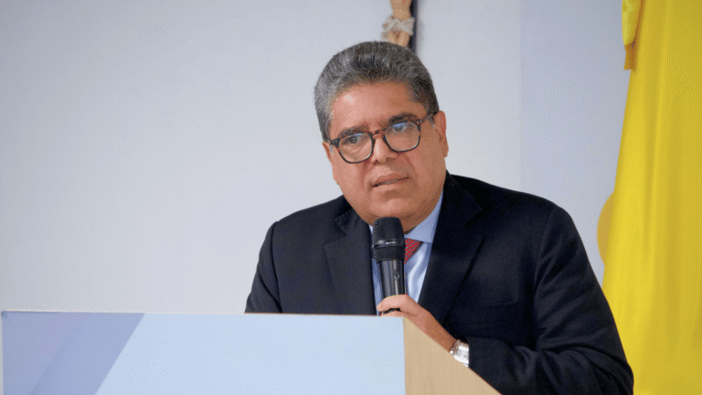 Contraloría advierte posible suspensión del PAE que afectaría a más de 3,5 millones de estudiantes