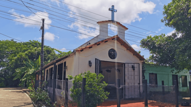 Este domingo tampoco sonarán las campanas en la capilla de Costa Hermosa