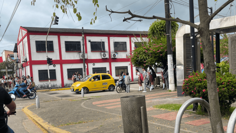 Estudiantes recurren al moto taxismo y bicicletas por falta de transporte escolar en Arauca