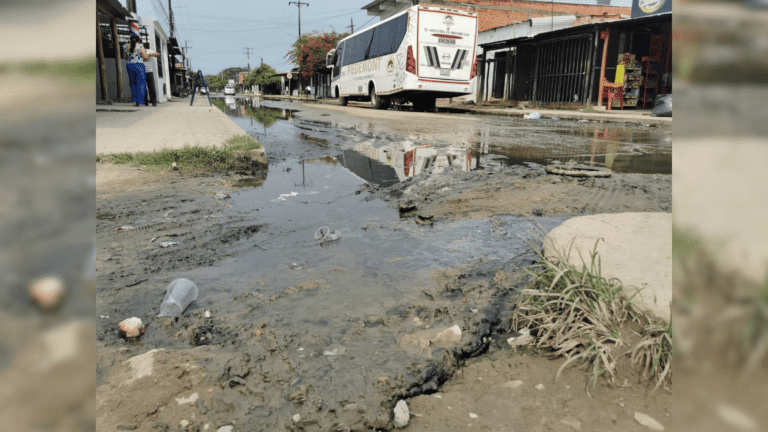 Entre aguas residuales viven habitantes de Brisas del Llano en Arauca